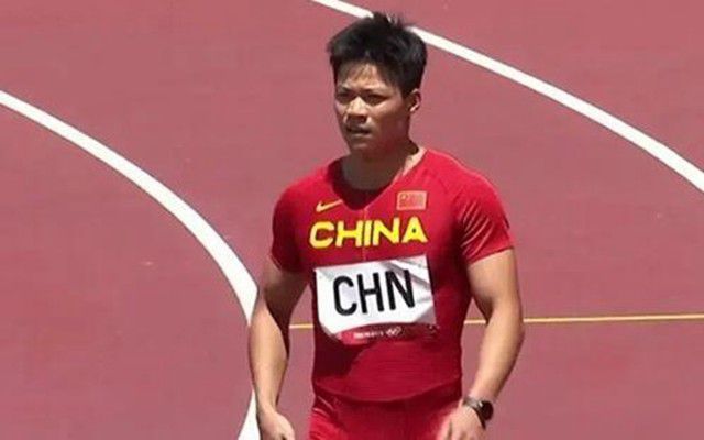 她的腰身戏弄
